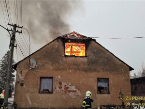Hasiči se obtížně dostávali s technikou k hořícímu domu kvůli zledovatělé vozovce