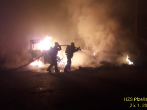 Hasiči likvidují noční požár skladu sena a slámy