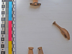 Figurka ze dřeva topolu