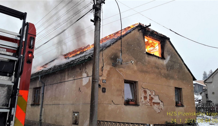 Hasiči se obtížně dostávali s technikou k hořícímu domu kvůli zledovatělé vozovce