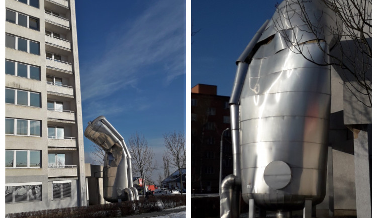 Velká nádrž na vodu se zhroutila do sebe