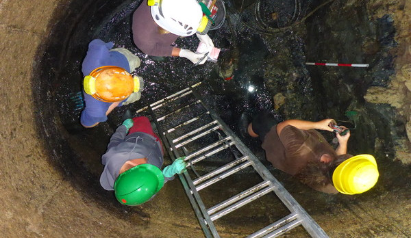 Klášterní záchodová jímka z počátku 18. století ukrývala nečekané poklady