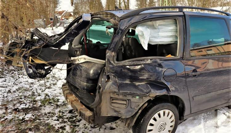 Takto dopadl automobil po střetu s vlakem na nechráněném přejezdu