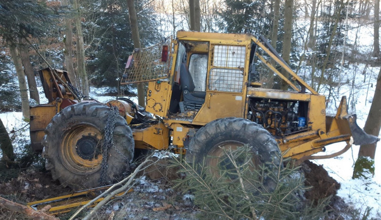 Těžební traktor se i s řidičem skutálel ze svahu