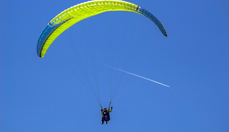 Paraglidista nezvládl let nad Koterovem a krátce po startu se zřítil k zemi