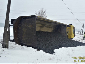 Malých Dvorců na Tachovsku se převrhl nákladní automobil