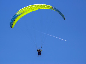 Paraglidista nezvládl let nad Koterovem a krátce po startu se zřítil k zemi