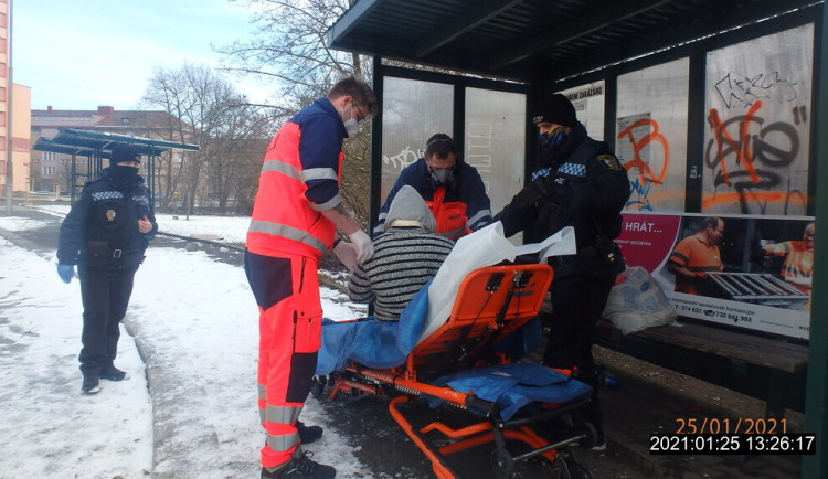 Hned dva dny po sobě skončila žena (62) na záchytce, v parku zase málem umrzla bezdomovkyně