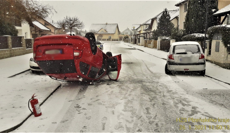 Řidička tohoto vozu se převrátila na střechu v Luční ulici v Přešticích