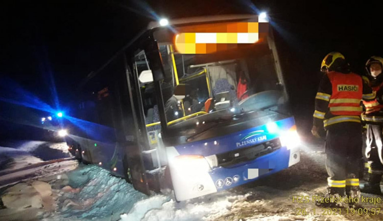 Autobus sjel do příkopu, kde ho uvěznil sníh, hasiči povolali těžkou techniku