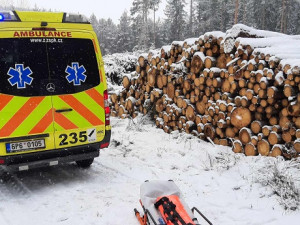 Při dramatické záchraně zraněného seniora ve sněhové závěji pomohli lesní dělníci