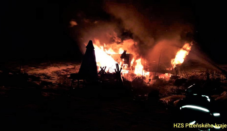 Hasiči likvidovali v úterý večer požár maringotky na u Radešova na Sušicku