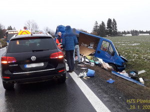 Srážka tří automobilů ochromila provoz na I/26 u Stodu, při nehodě se zranily dvě děti