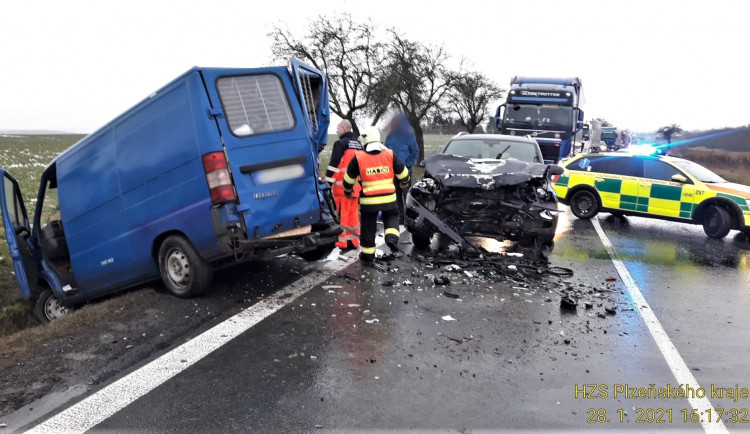 Srážka tří automobilů ochromila provoz na I/26 u Stodu, při nehodě se zranily dvě děti