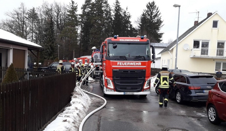 Dobrovolní hasiči pomáhali u požáru domu v bavorské obci