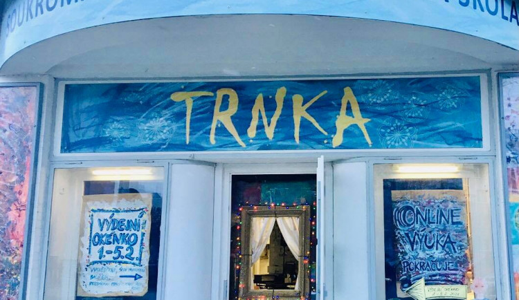 Žáci umělecké školy si pro vysvědčení půjdou k výdejnímu okénku