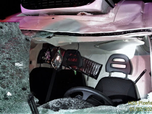 Z kamionu odletěl velký kus ledu, prorazil čelní sklo dodávky a zranil řidiče