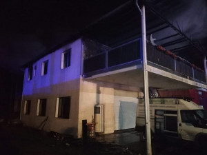 Hasiči na Plzeňsku likvidovali požár domu, plameny zničily střechu i obytnou část