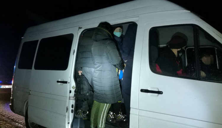 Do dodávky pro devět lidí se nacpalo 26 cizinců