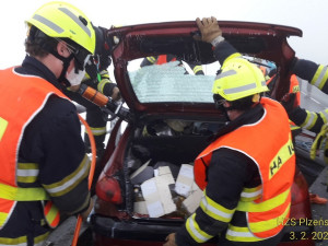 Kamion převážející dřevo se srazil s osobákem, silnice na Karlovy Vary je zcela uzavřena