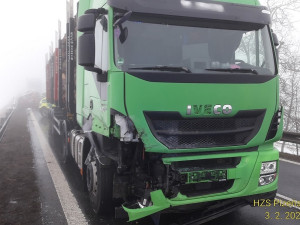 Kamion převážející dřevo se srazil s osobákem, silnice na Karlovy Vary je zcela uzavřena