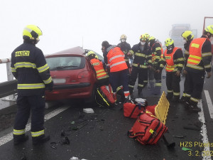 Kamion převážející dřevo se srazil s osobákem, silnice na Karlovy Vary je zcela uzavřena
