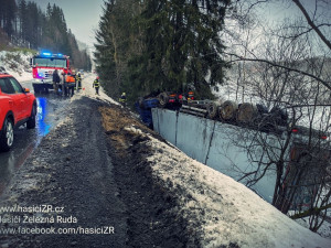 Kamion se u Železné Rudy zřítil ze srázu a zůstal převrácený na střeše