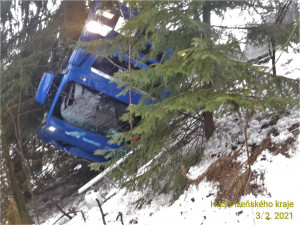 Kamion se u Železné Rudy zřítil ze srázu a zůstal převrácený na střeše