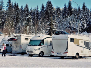 Pod náporem množství parkujících karavanů trpí i šumavská Železná Ruda