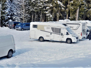 Karavany stojí na všech parkovištích v oblasti Železné Rudy a Špičáku