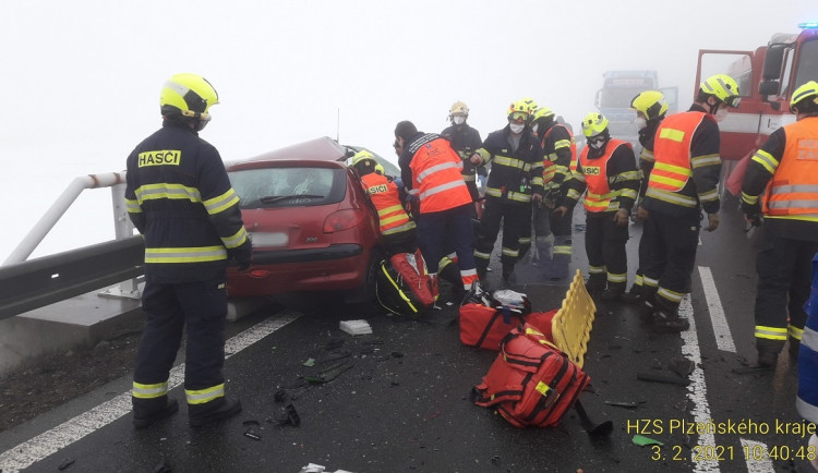Kamion převážející dřevo se srazil s osobákem, silnice je zcela uzavřena