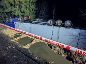 Mezi Železnou Rudou a Albětínem se od rána vyprošťuje převrácený kamion