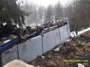 Mezi Železnou Rudou a Albětínem se od rána vyprošťuje převrácený kamion