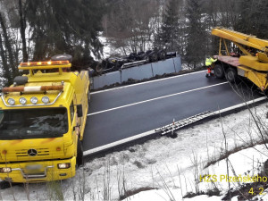 Mezi Železnou Rudou a Albětínem se od rána vyprošťuje převrácený kamion