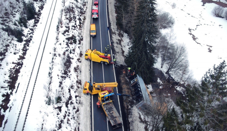 Mezi Železnou Rudou a Albětínem se od rána vyprošťuje převrácený kamion