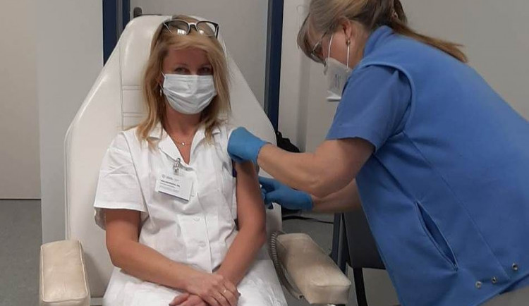 Nová dodávka vakcín je prioritně určena na očkování druhou dávkou