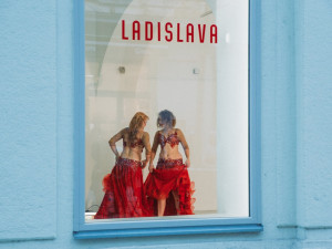 Tanečníci obsadili výlohy v centru Plzně a vzkazují: Kultura stále žije