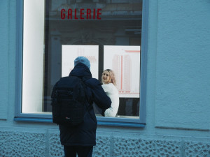 Tanečníci obsadili výlohy v centru Plzně a vzkazují: Kultura stále žije