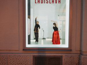 Tanečníci obsadili výlohy v centru Plzně a vzkazují: Kultura stále žije