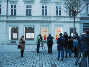 Tanečníci obsadili výlohy v centru Plzně a vzkazují: Kultura stále žije