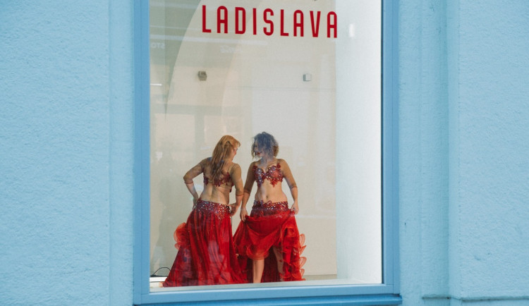 Tanečníci obsadili výlohy v centru Plzně a vzkazují: Kultura stále žije