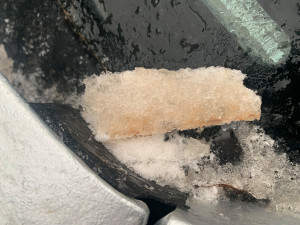 Písek ze Sahary zbarvil v Česku sníh, auta i okna do oranžového odstínu