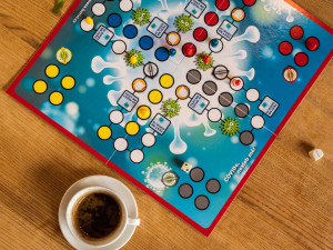 Covide, nezlob mě – mladý biatlonista trefil do černého novou deskovou hrou