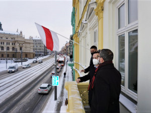 Na budově radnice centrálního plzeňského obvodu zavlála běloruská vlajka