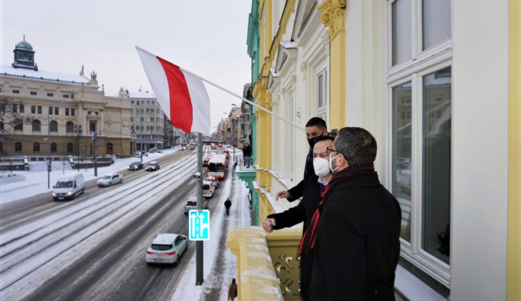 Na budově radnice centrálního plzeňského obvodu zavlála běloruská vlajka
