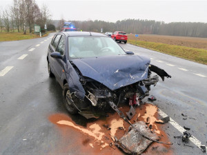 Spolujezdci vyletěli ven z havarovaného vozidla, neměli zapnuté bezpečnostní pásy
