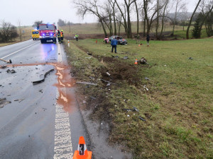 Spolujezdci vyletěli ven z havarovaného vozidla, neměli zapnuté bezpečnostní pásy
