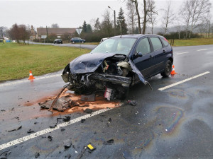 Spolujezdci vyletěli ven z havarovaného vozidla, neměli zapnuté bezpečnostní pásy