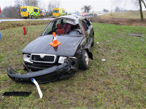 Spolujezdci vyletěli ven z havarovaného vozidla, neměli zapnuté bezpečnostní pásy