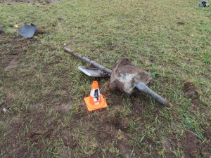 Spolujezdci vyletěli ven z havarovaného vozidla, neměli zapnuté bezpečnostní pásy